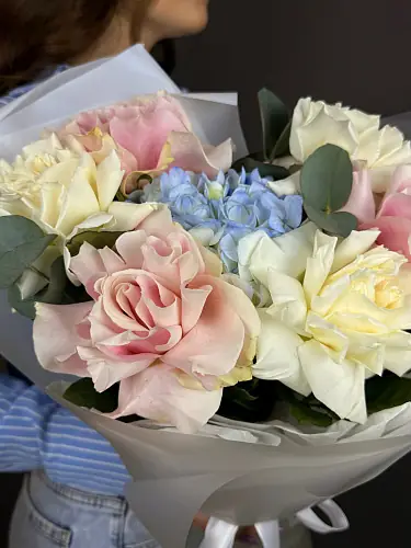 На фото №4 Нежный букет Живых цветов с розами и гортензией в дизайнерской упаковке