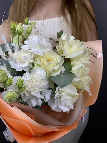 На фото №4 Композиция из роз и белых диантусов