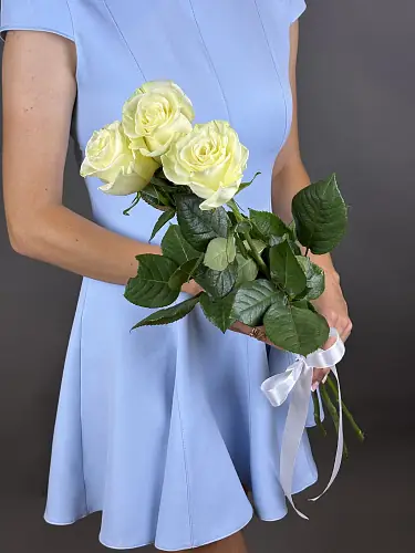 На фото №3 3 Белых розы