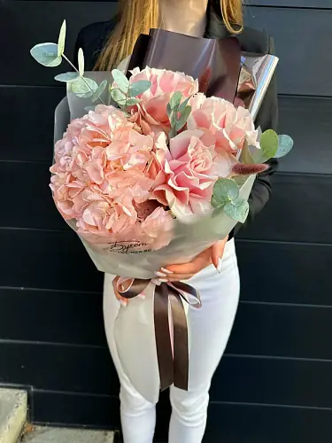 На фото №4 Букет живых цветов с розовой гортензией и французскими розами в дизайнерской упаковке