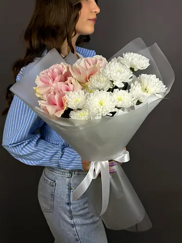 На фото №3 Нежный Букет Живых цветов из розовых роз и кустовой хризантемы в дизайнерской упаковке