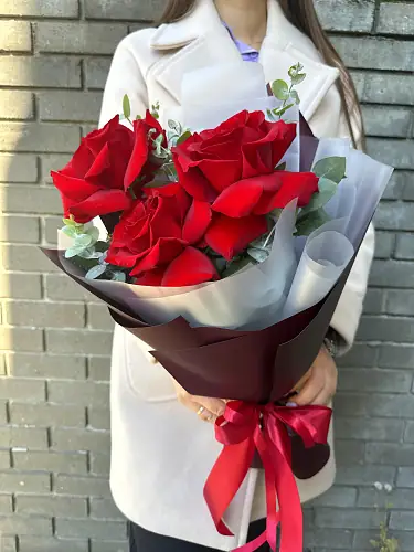 На фото №3 Букет живых цветов из 3 французских роз