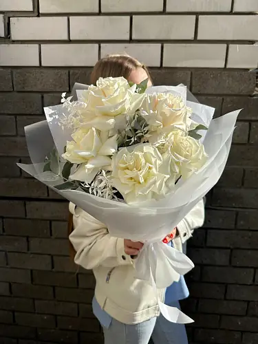 На фото №3 Букет живых цветов из 5 роз с эвкалиптом