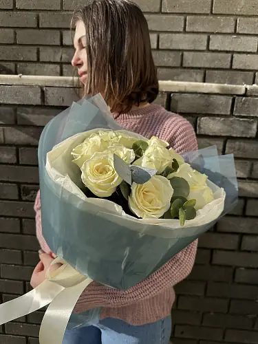 На фото №2 Букет живых цветов из 13 Белых роз с эвкалиптом в дизайнерской упаковке