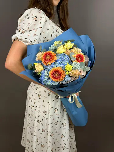 На фото №5 Букет с голубой гортензией и герберой мини 