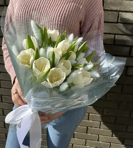 На фото №5 Букет живых цветов из белых тюльпанов в оформленный в дизайнерскую упаковку