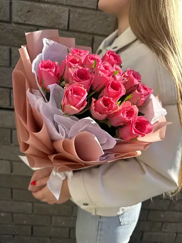 На фото №4 Букет живых цветов из 15 розовых роз оформленный в дизайнерскую упаковку