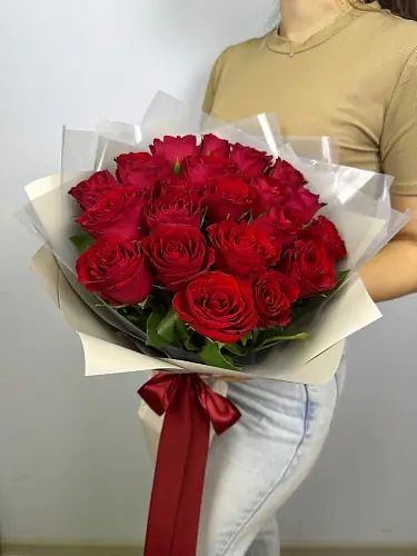 На фото №2 21 Красная роза в дизайнерской упаковке