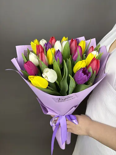 На фото №4 25 Разноцветных тюльпанов