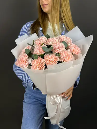 На фото №4 Букет живых цветов из 11 Розовых диантусов с эвкалиптом