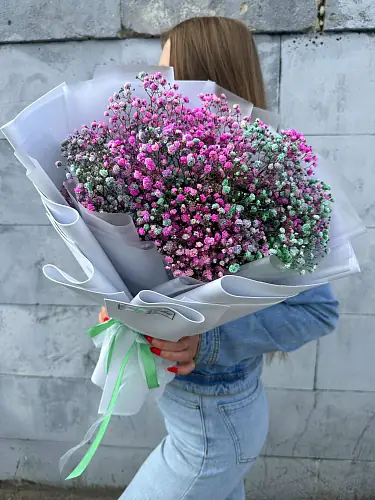 На фото №4 Букет живых цветов из цветной гипсофилы