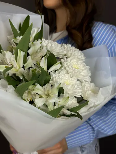 На фото №3 Букет живых цветов с альстромерией и хризантемой 