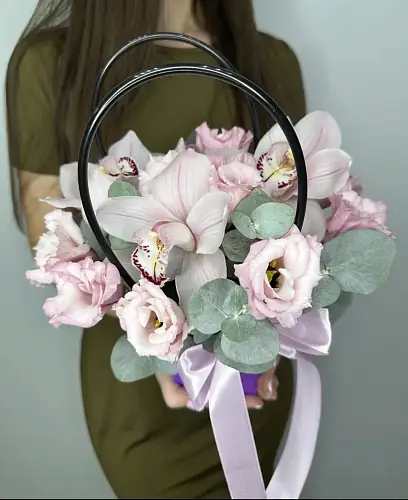На фото №4 Сумочка живых цветов с эустомой и орхидеей
