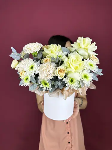 На фото №4 Нежная композиция с розами и хризантемой