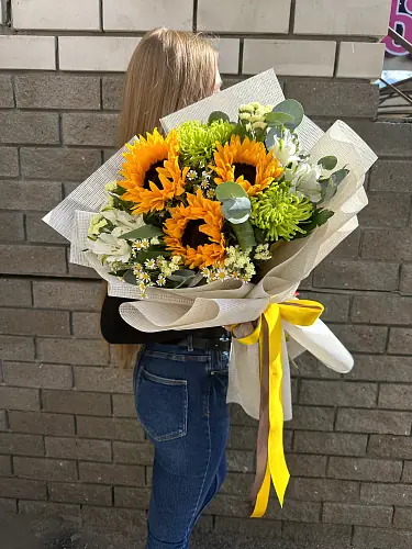 На фото №4 Летний букет с подсолнухами