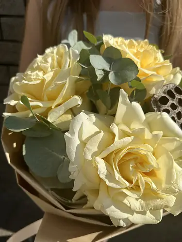 На фото №4 Букет живых цветов из роз и эвкалипта