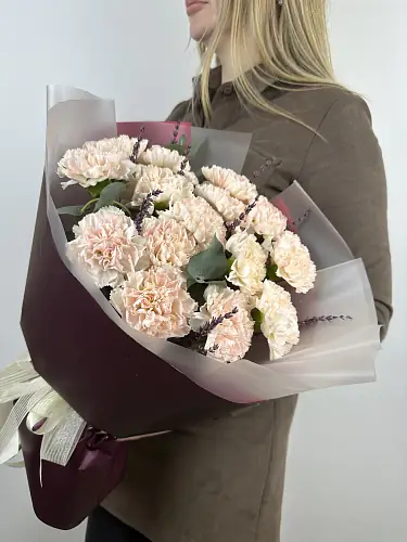 На фото №4 Букет живых цветов из Диантусов и Лаванды