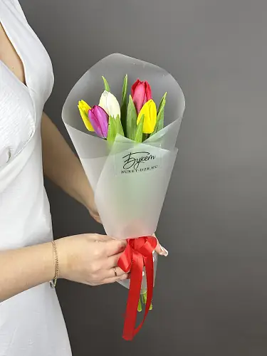 На фото №3 5 Ярких разноцветных Тюльпанов