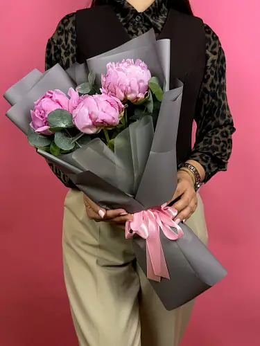 На фото №3 3 Пиона с эвкалиптом в упаковке