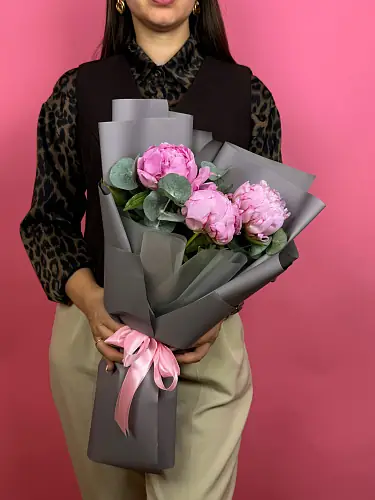На фото №3 Букет живых цветов из 3 пионов с эвкалиптом в дизайнерской упаковке