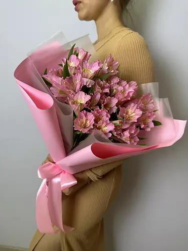 На фото №2 7 Розовых альстромерий