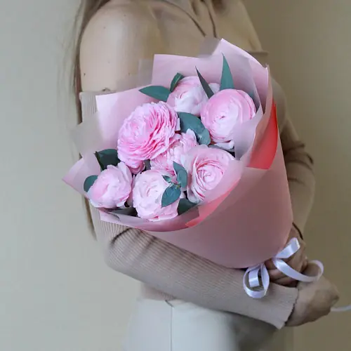 На фото №2 Нежные Ранункулюсы и Эвкалипт