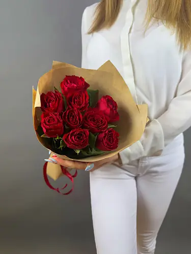 На фото №4 Букет живых цветов из красной розы