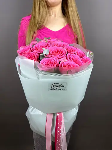 На фото №2 Букет из 17 роз с эвкалиптом