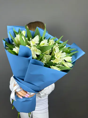 На фото №2 Букет живых цветов из белой альстромерии в дизайнерской упаковке