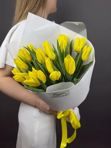 На фото №5 Букет 17 Желтых тюльпанов