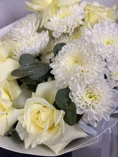 На фото №6 Авторский букет с кустовой хризантемой и розами 