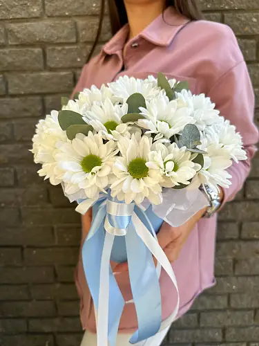 На фото №2 Букет живых цветов с кустовой хризантемой в нежной шляпной коробке