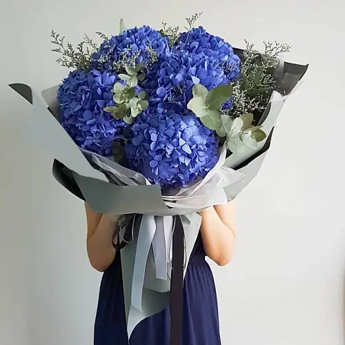 5 синих гортензий с эвкалиптом 