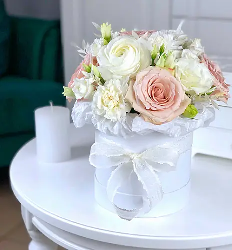 На фото №2 Шляпная коробка "Незнакомка"