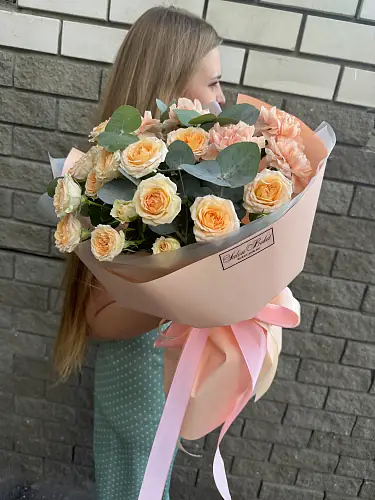 На фото №5 Букет живых цветов с гвоздикой и кустовой розой