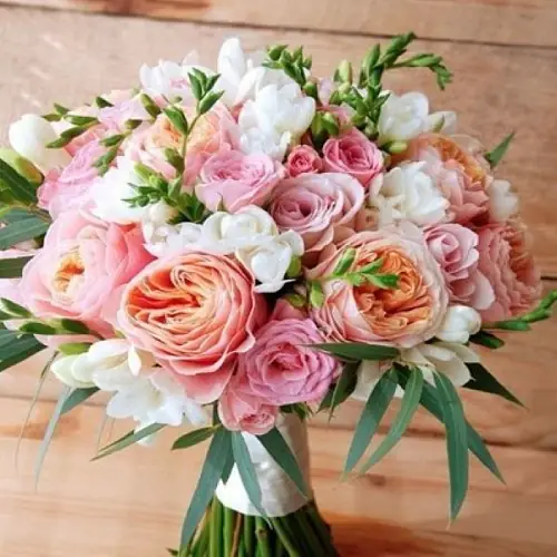 Букет невесты с пионовидными розами и фрезией