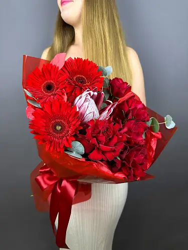 На фото №2 Букет красной розы и гербер