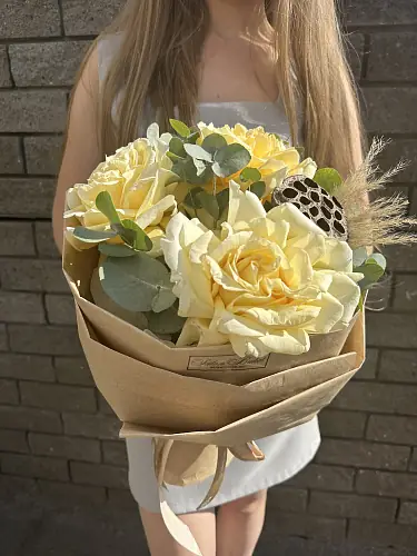На фото №3 Букет живых цветов из роз и эвкалипта