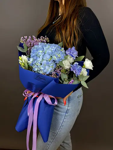 На фото №5 Букет с гортензией и сиренью 