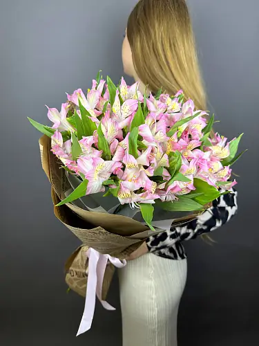 На фото №4 Моно-композиция с альстромерией