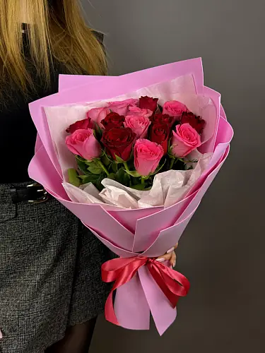 На фото №4 Нежный букет живых цветов из 15 разноцветных роз в дизайнерской упаковке
