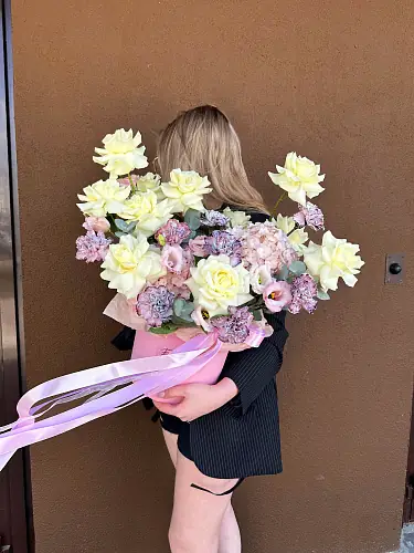 На фото №2 Авторская композиция с диантусом и розами