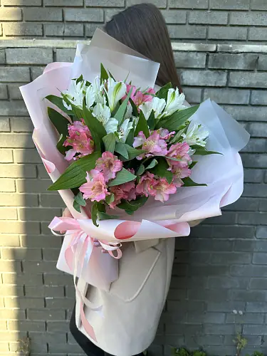 На фото №2 Букет живых цветов из белой и розовой альстромерии в дизайнерской упаковке