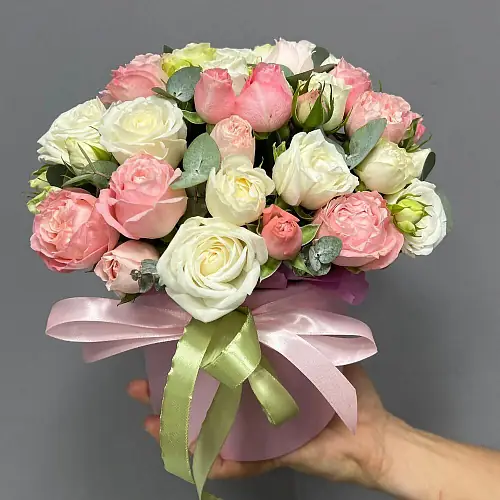 На фото №2 Коробка нежных кустовых роз