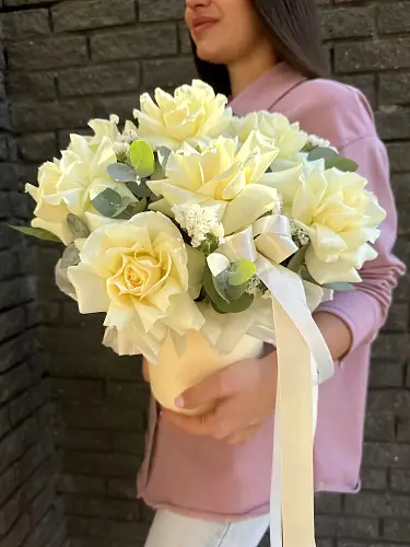 На фото №2 Коробка с белыми розами и статицей