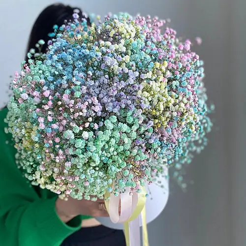 На фото №2 Композиция из 35 радужных гипсофил 