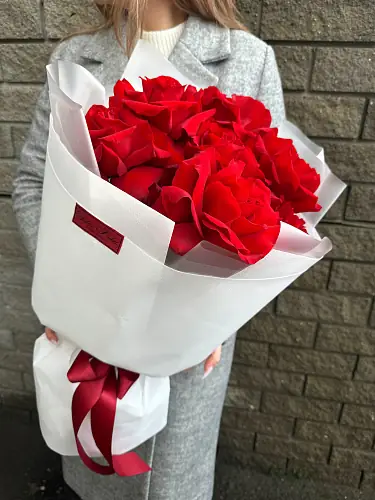 На фото №4 7 Красных роз в дизайнерской упаковке 