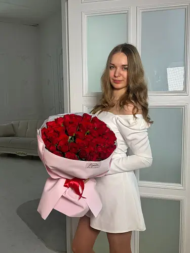 На фото №3 51 Кенийская роза в розовой упаковке 