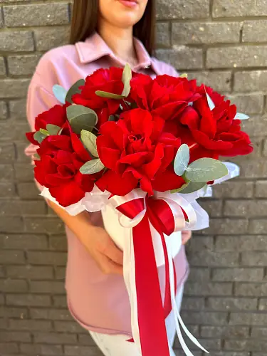 На фото №3 Коробка с красной розой и эвкалиптом