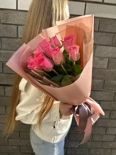 На фото №4 Букет живых цветов из 11 розовых роз